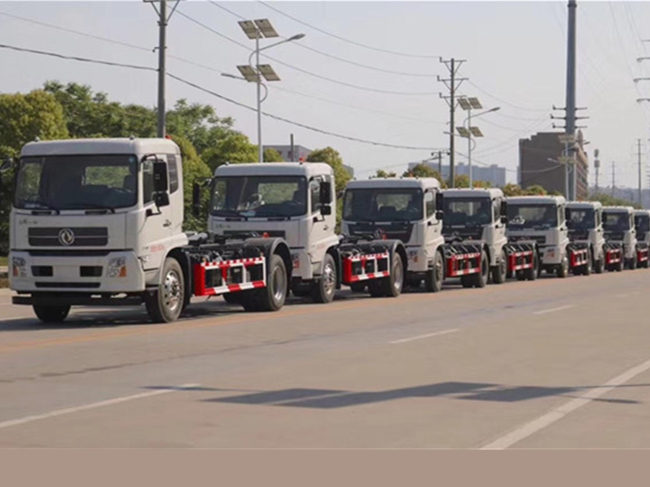 某單位批量采購環衛垃圾車發車