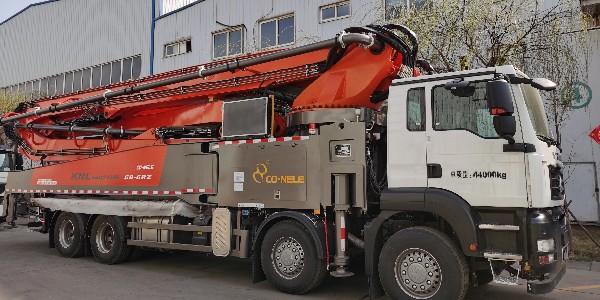 科尼樂58米泵車針對(duì)大型施工而設(shè)計(jì)，適合多種工地工況
